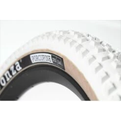 Onza Porcupine 27.5x2.40 Pouces Pneu Pliable - Blanc/Skinwall -Vélos Séries Boutique porcupine 275x240 pouces pneu pliable blancskinwall 2